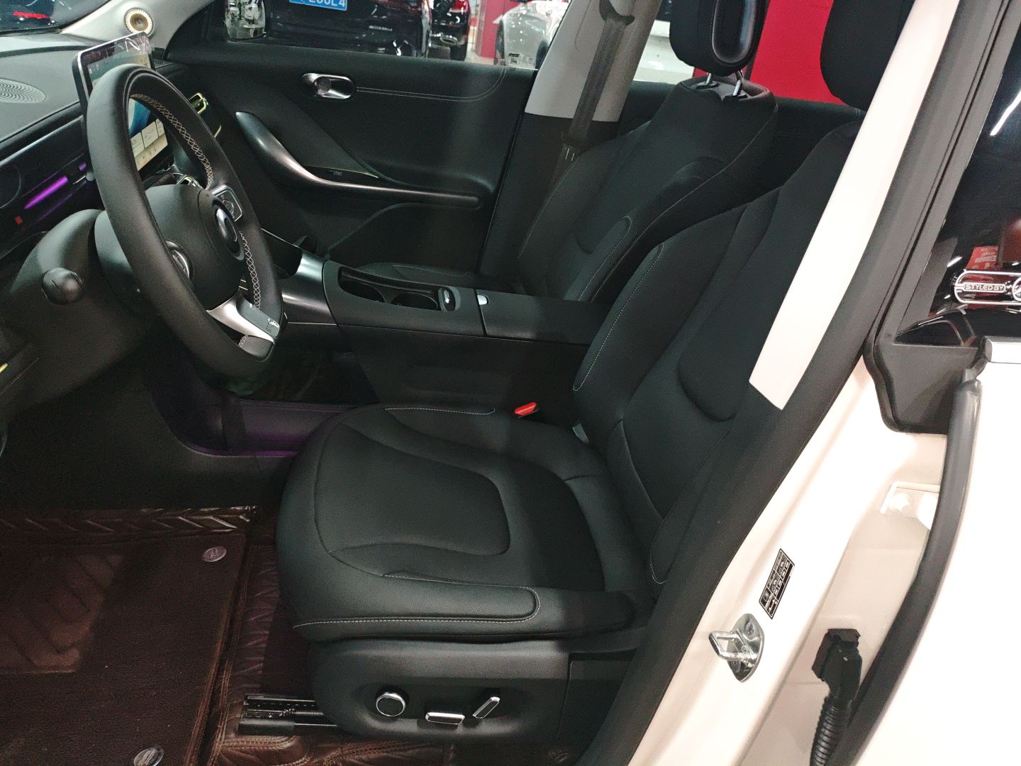 المقاعد الأمامية داخل السيارة