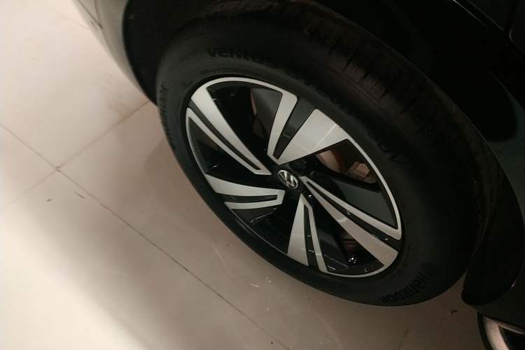 Used Volkswagen Tavendor 2023 380TSI Four-Wheel Drive R-Line Cruise Edition Right Rear Wheel Hub