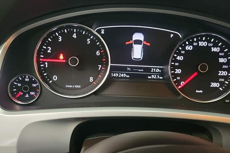 Used Volkswagen Touareg 2011 3.0 TSI Standard Version Odometer Close Up