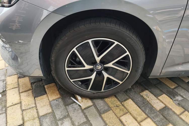 Used BYD Qin L 2024 DM-i 120KM Beyond Model Left Front Wheel Hub