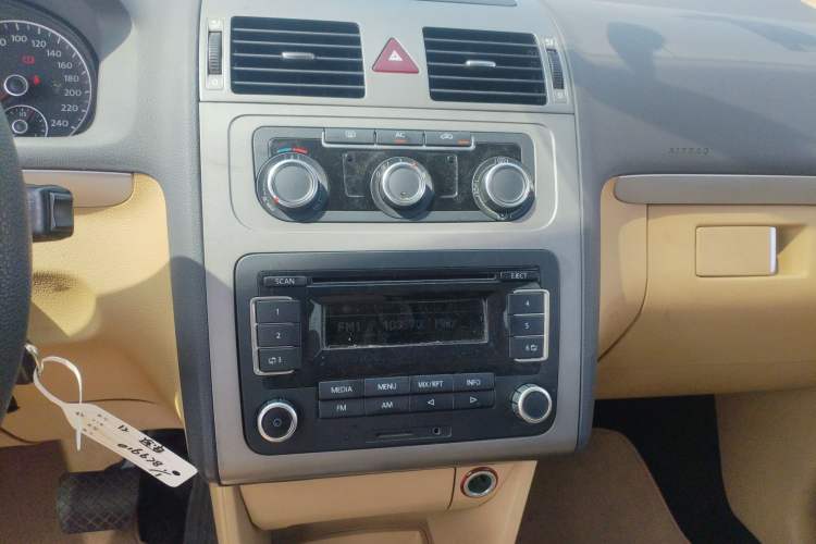 Used Volkswagen Touran 2011 1.4T DSG Zhiya Edition 5 Seats Audio And AC Panel