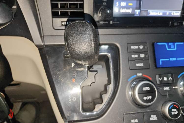 Used Toyota SIENNA 2015 3.5L Two-Wheel Drive LE