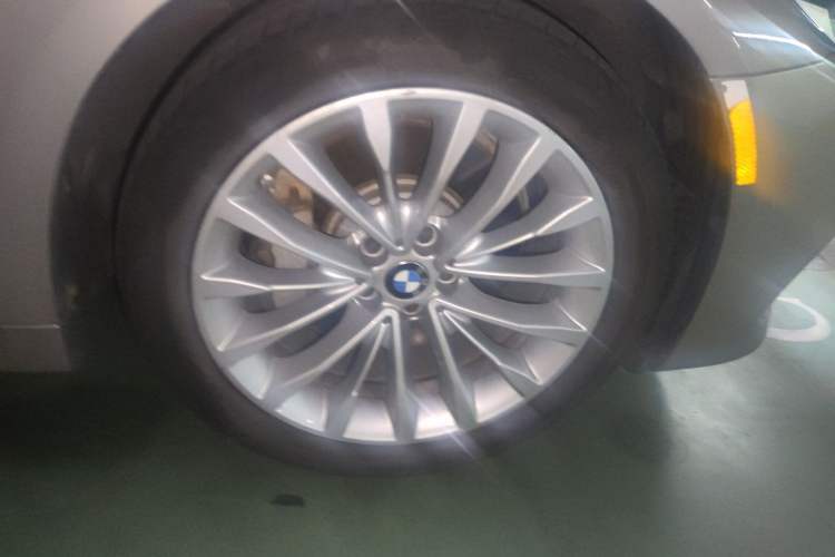 Used BMW 5 Series New Energy 2020 Mileage Upgrade Version 530Le Luxury Package Right Front Wheel Hub