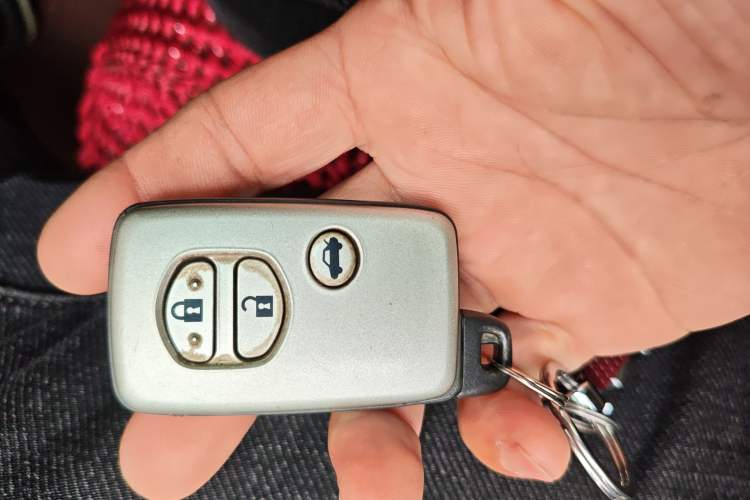 Used Toyota Crown 2010 2.5L Royal Leather Sunroof Edition
