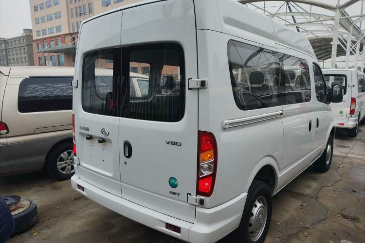 Used SAIC MAXUS Xintu V80 2024 Aotong Value Edition 6AMT Short Wheelbase Mid-Roof Model 127 Ps 5/6 Seats
