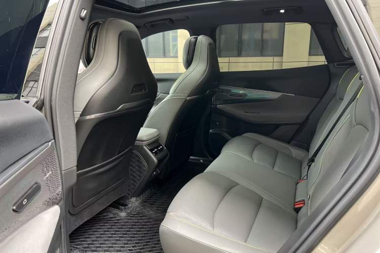 Used Lynk & Co 08 EM-P 2023 120km Long-Range Halo