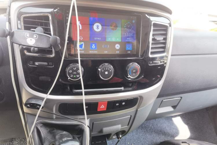 Used Dongfeng Yufeng 2021 2.0T Power King Front-Drive Logistics Vehicle Long Wheelbase Mid-Roof Design 6–9 Seats China VI Emission Standard ZD20
