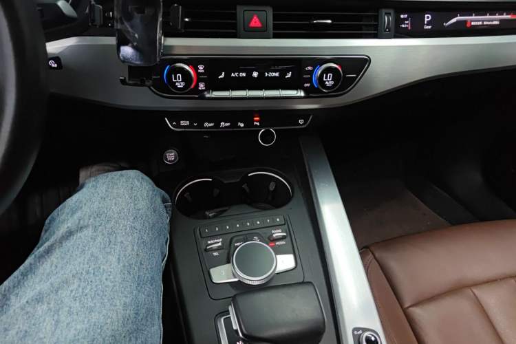 Used Audi A4L 2019 40 TFSI Fashion Edition China VI Emission Standard Gear Lever