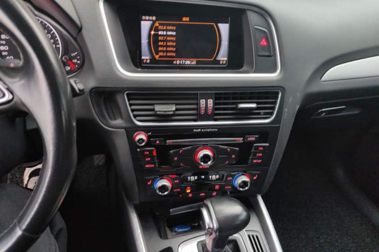 Used Audi Q5 2017 40 TFSI Technology Edition Audio And AC Panel