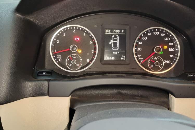 Used Volkswagen Tiguan 2012 2.0 TSI Automatic All-Wheel Drive Flagship Edition Odometer Close Up