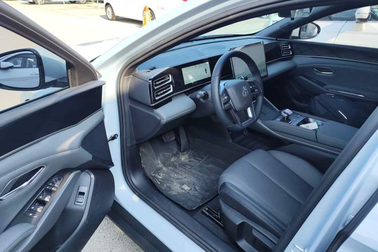 Used BYD Qin L 2025 DM-i Smart Drive 80KM Leading Model