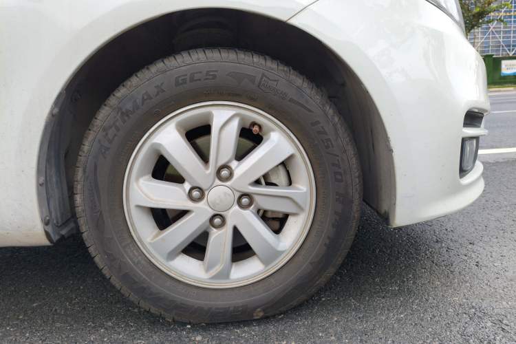 Used Kia K2 2015 Sedan 1.4L MT GLS Right Front Wheel Hub