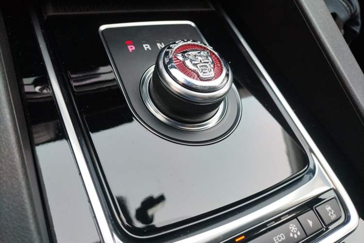 Used Jaguar F-PACE 2018 2.0T Four-Wheel Drive Urban Luxury Edition
