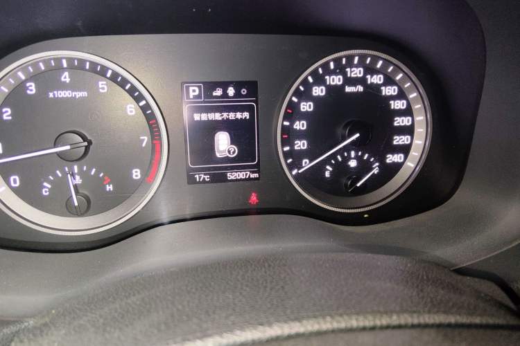 Used Hyundai Tucson 2015 1.6T Dual-Clutch Two-Wheel-Drive Comfort Model Odometer Close Up