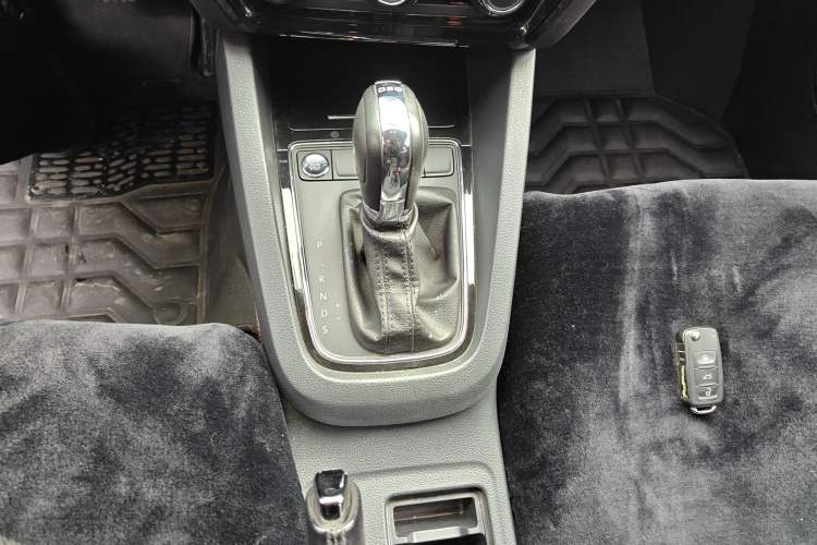 Used Volkswagen Sagitar 2018 280TSI DSG Comfort Model Gear Lever