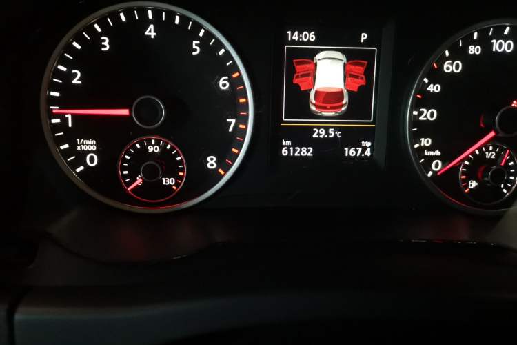 Used Volkswagen Tiguan 2015 2.0 TSI Automatic All-Wheel Drive Flagship Edition Odometer Close Up