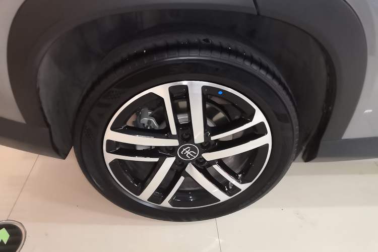 Used BYD Song L DM-i 2025 Intelligent Driving Version 112 km Leading Trim Right Rear Wheel Hub