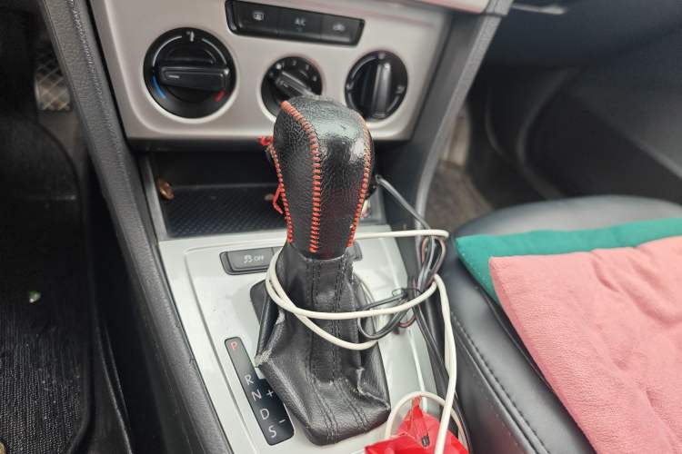 Used Volkswagen Lavida 2013 Revised Classic 1.6L Automatic Fashion Edition Gear Lever