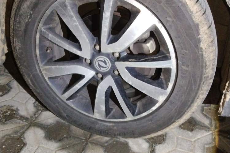 Used Dongfeng Fengon 580 2016 1.5T Manual Luxury Edition Right Front Wheel Hub