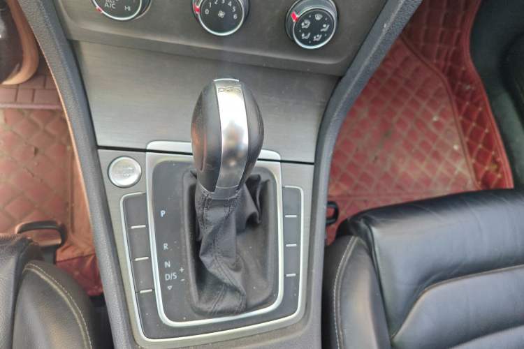 Used Volkswagen Golf 2014 1.4TSI Automatic Luxury Model Gear Lever