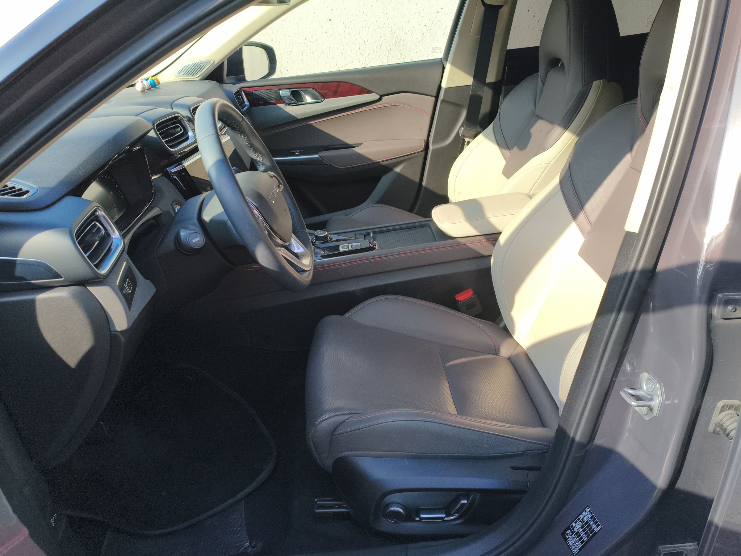 المقاعد الأمامية داخل السيارة