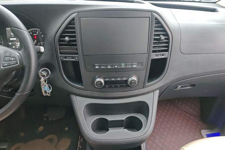 Used Mercedes-Benz Vito 2021 2.0T Business Version 7 Seats Audio And AC Panel