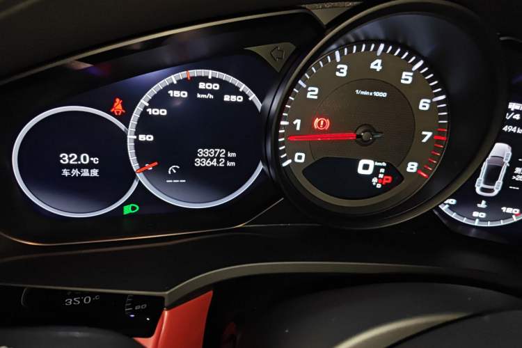 Used Porsche Cayenne 2023 Cayenne Coupé 3.0T Platinum Edition Odometer Close Up