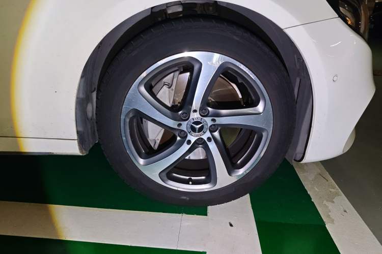 Used Mercedes-Benz E-Class 2017 E 300 L Sporty and Stylish Model Right Front Wheel Hub