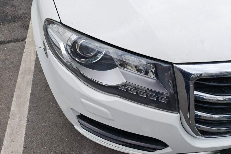 Used Haval H8 2015 2.0T Four-Wheel Drive Luxury Model Right Front Headlight