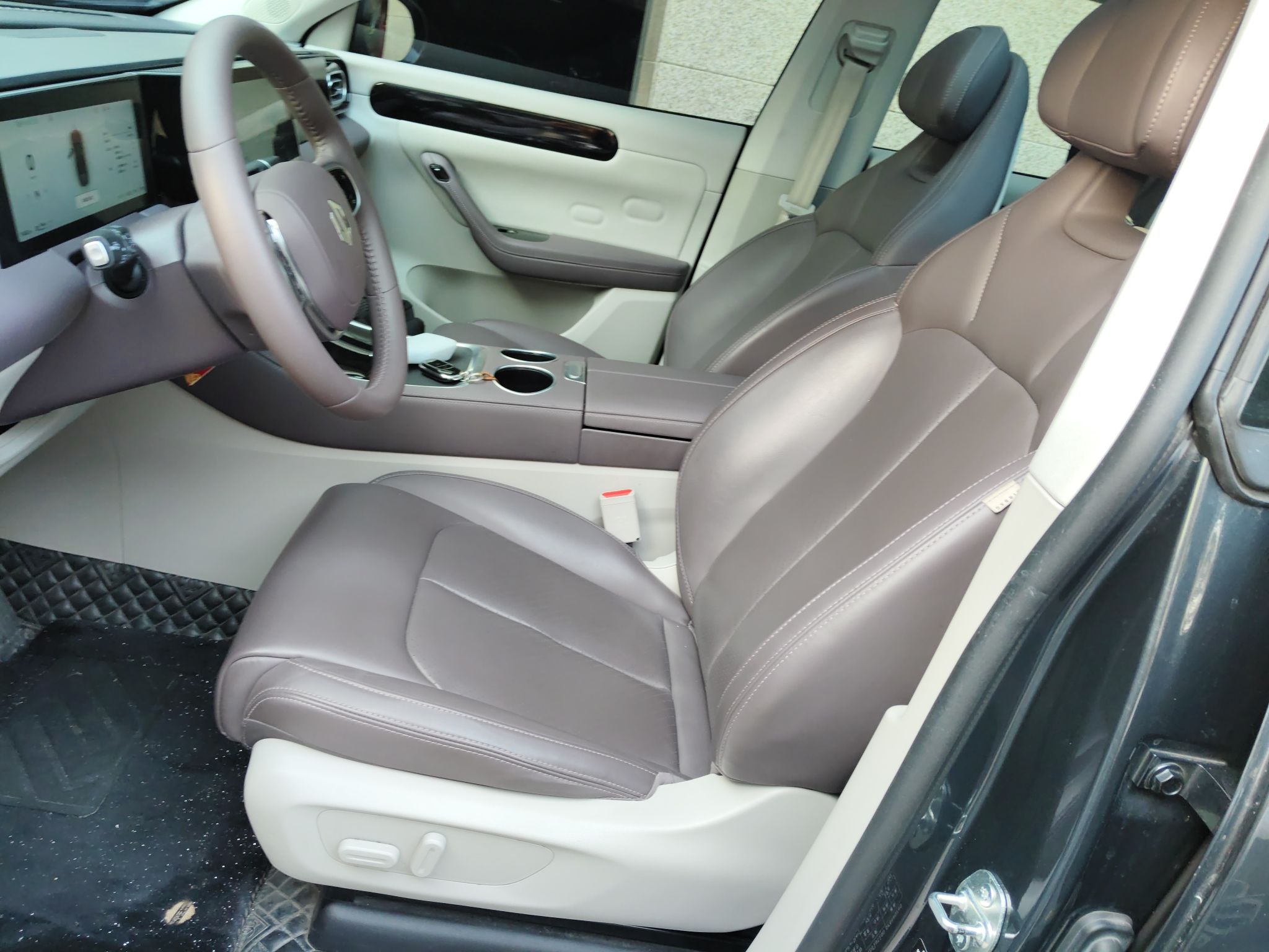 Переднее сиденье в автомобиле