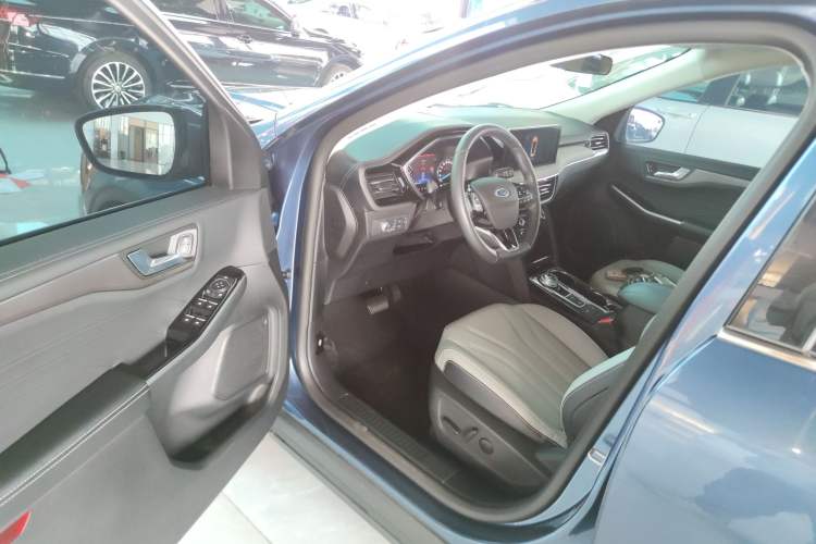 Used Ford Escape 2020 EcoBoost 245 Two-Wheel-Drive Titanium Edition Driver Seat