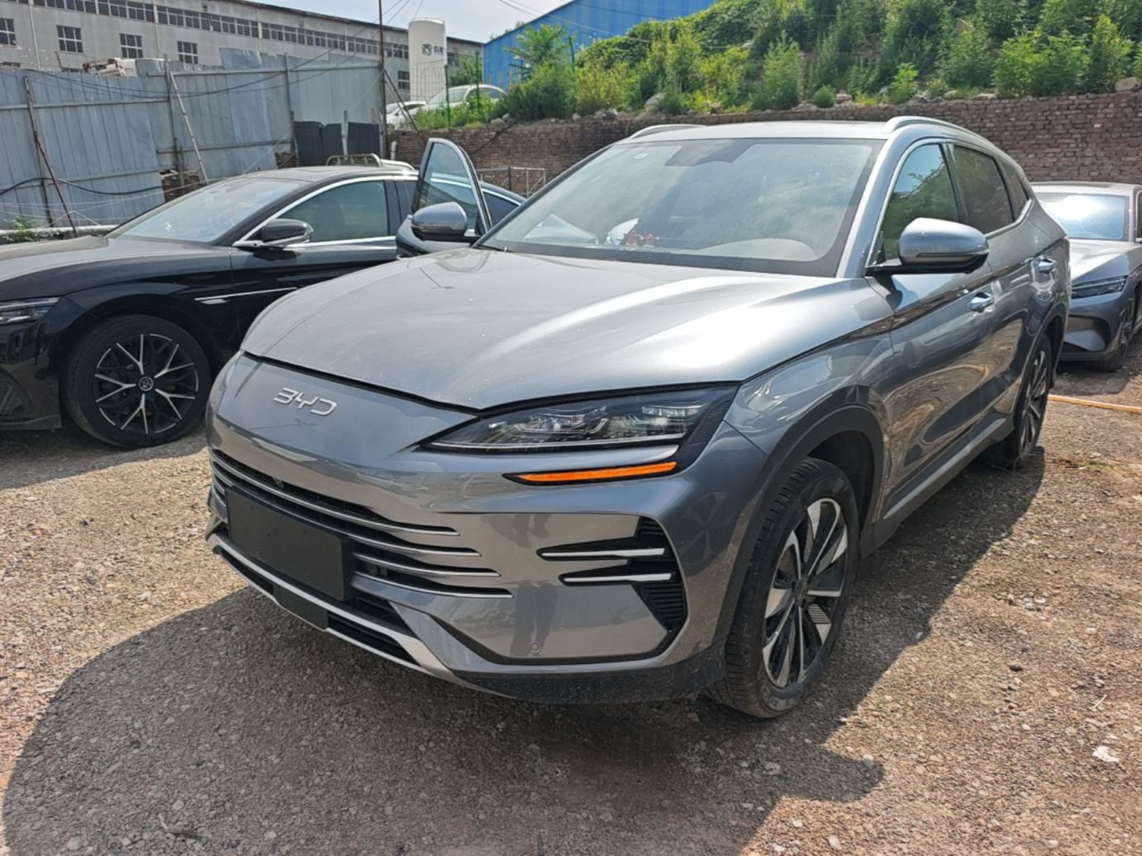 Под передней частью автомобиля