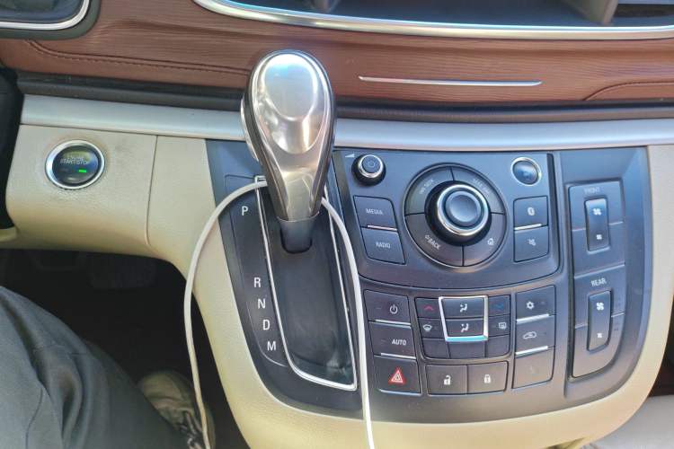Used Buick GL8 2018 28T Luxury Model China VI Standard Gear Lever