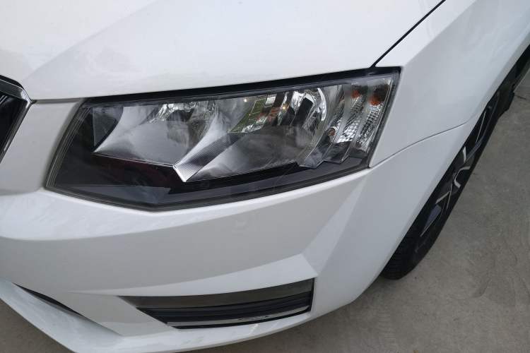 Used Skoda Octavia 2017 1.6L Automatic Smart Drive Edition Left Front Headlight