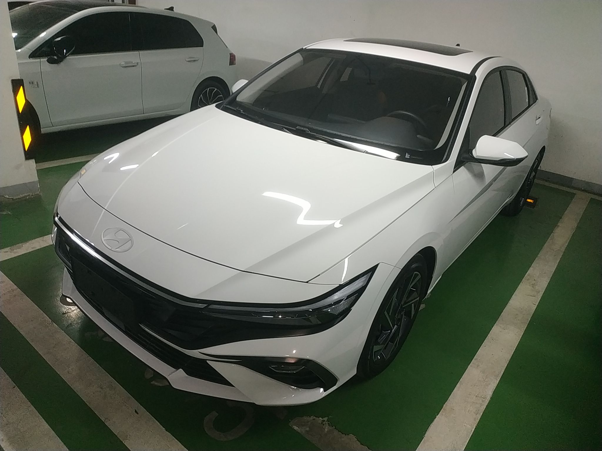 Под передней частью автомобиля