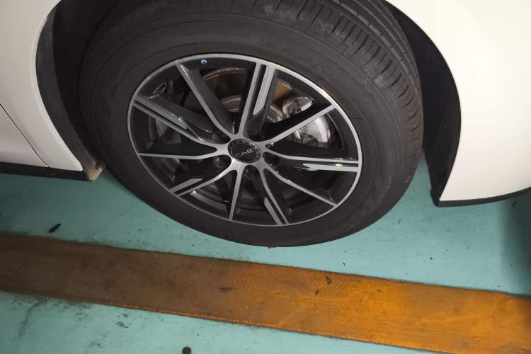 Used BYD Seal 06 New Energy 2024 DM-i 120KM Prestige Model Right Front Wheel Hub