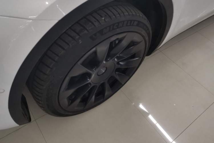 Used Tesla Model Y 2023 Long-Range All-Wheel-Drive Version Left Front Wheel Hub