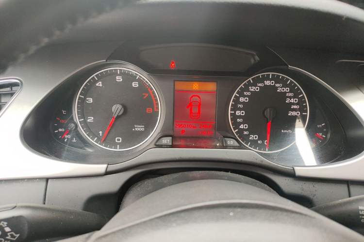 Used Audi A4L 2012 2.0 TFSI automatic Comfort trim level Odometer Close Up