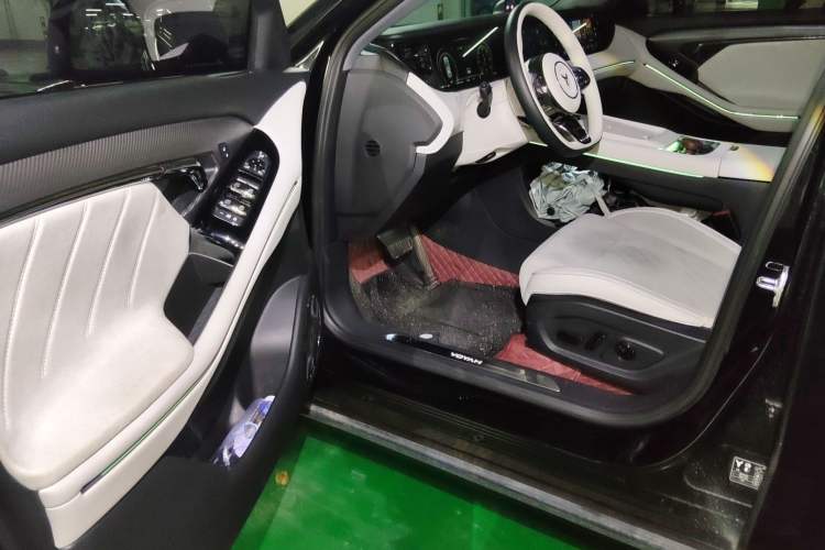 Used VOYAH FREE 2025 318 259 km All-Wheel-Drive Exploration Edition Driver Seat