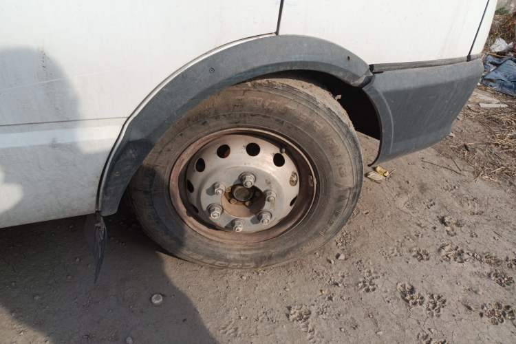 Used Iveco Daily 2020 2.8T V40 Cargo Van with Dual Tires Mid-Roof Design 3 Seats China V Emission Standard
