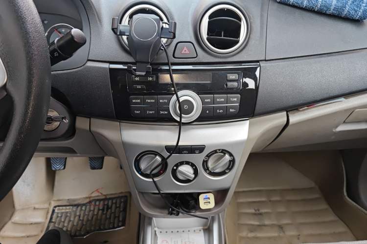 Used CHANGAN Alsvin V3 2012 1.3L Manual Luxury Version China IV Standard
