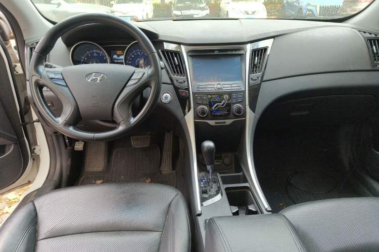 Used Hyundai Sonata 2013 2.4L Automatic Leading Edition China IV Standard Center Console