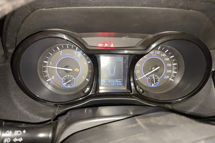 Used JMC Yusheng S350 2017 2.0T Automatic 2WD Diesel Luxury Version with Sunroof 5 Seats
