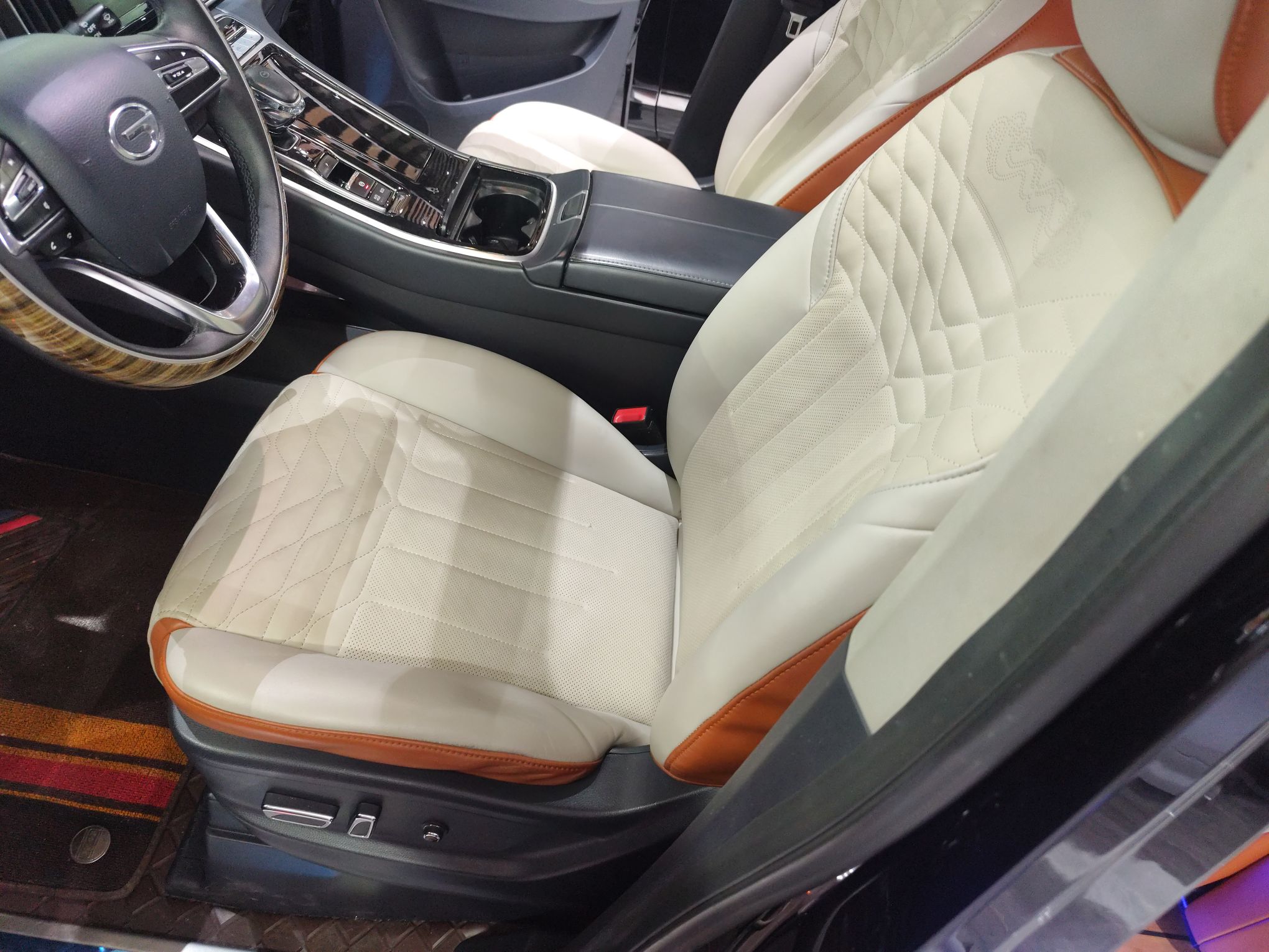 Переднее сиденье в автомобиле