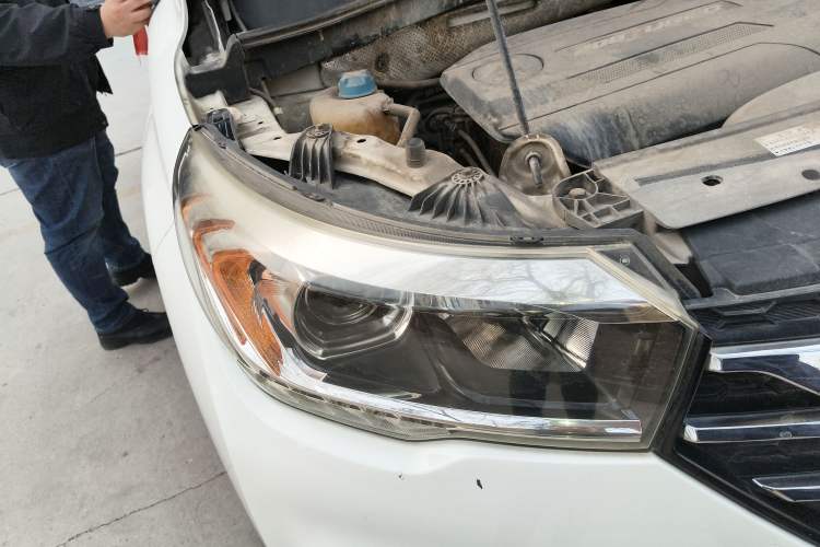 Used GAC Trumpchi GS4 2017 200T G-DCT Two-Wheel Drive Elite Edition Right Front Headlight