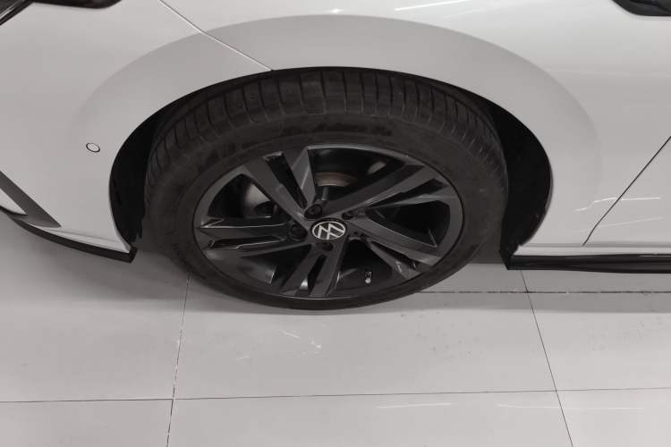 Used Volkswagen Golf 2023 Facelift 280TSI DSG R-Line Lite Left Front Wheel Hub