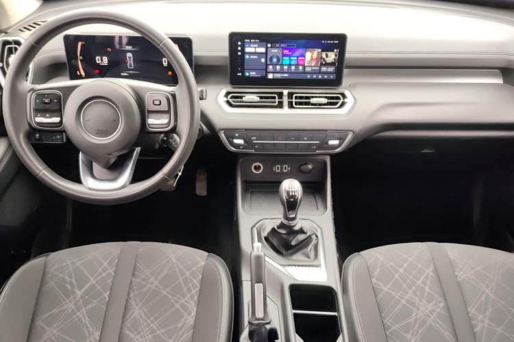 Used Great Wall King Kong Poer 2022 2.0T Manual Diesel Two-Wheel Drive Elite Version with Long Bed GW4D20M Center Console