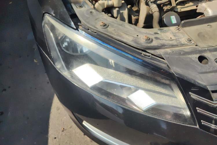 Used Volkswagen Passat 2011 1.4 TSI Manual Luxury Edition Right Front Headlight