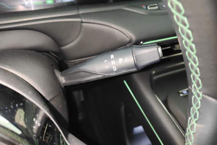 Used VOYAH FREE 2025 318 259 km All-Wheel-Drive Exploration Edition
