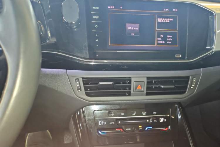 Used Volkswagen Tayron 2020 280TSI Two-Wheel Drive Luxury Connect Edition Audio And AC Panel